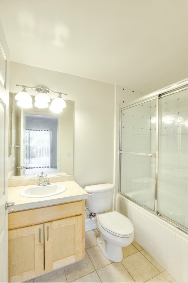 Building Photo - 12745 Moorpark St