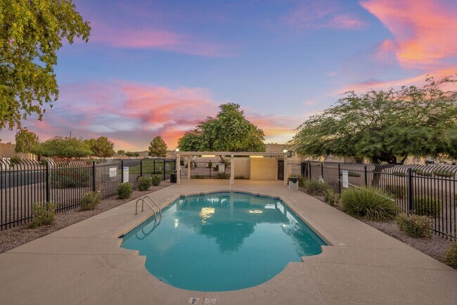 Building Photo - Beautiful 3 bedroom patio home with open f...