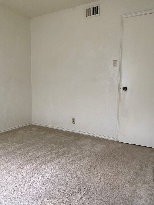 Building Photo - Half Duplex ready for immediate move-in!