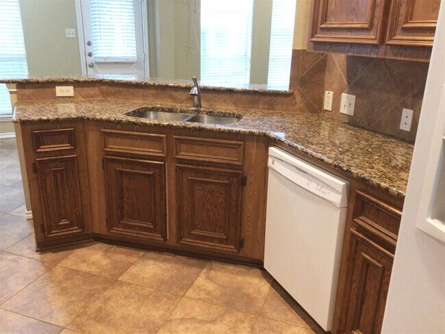 Building Photo - 2718 Lakecrest Way Dr