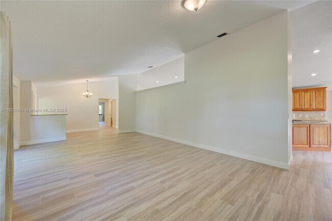 Building Photo - 7120 Hialeah Ln