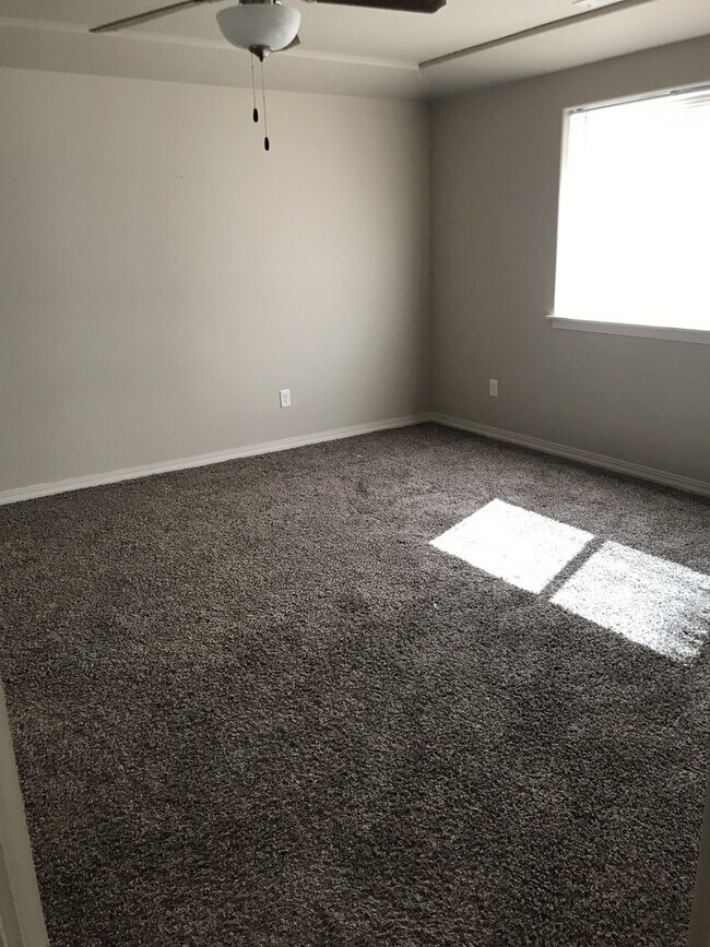 Building Photo - Beautiful Three Bedroom In Kennewick - Move in Ready!!