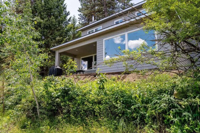 Building Photo - 1013 Yew Wood St