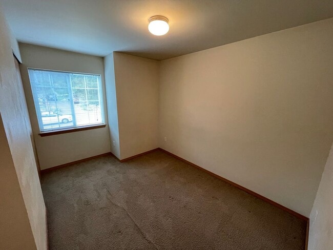 Building Photo - ***PENDING APPLICATION***Beautiful 5 Bedroom Home in Coupeville! Pet Friendly! $250 Move In Credit!