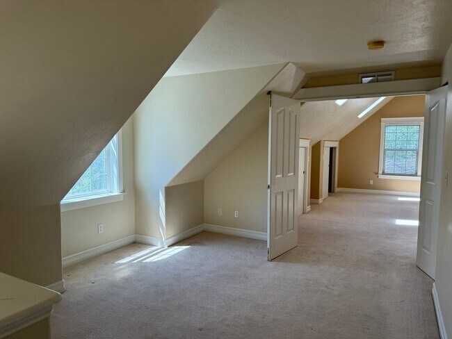 Building Photo - Beautiful large house in the South Hills!