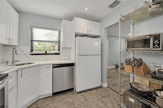 Building Photo - 2676 Carambola Cir N
