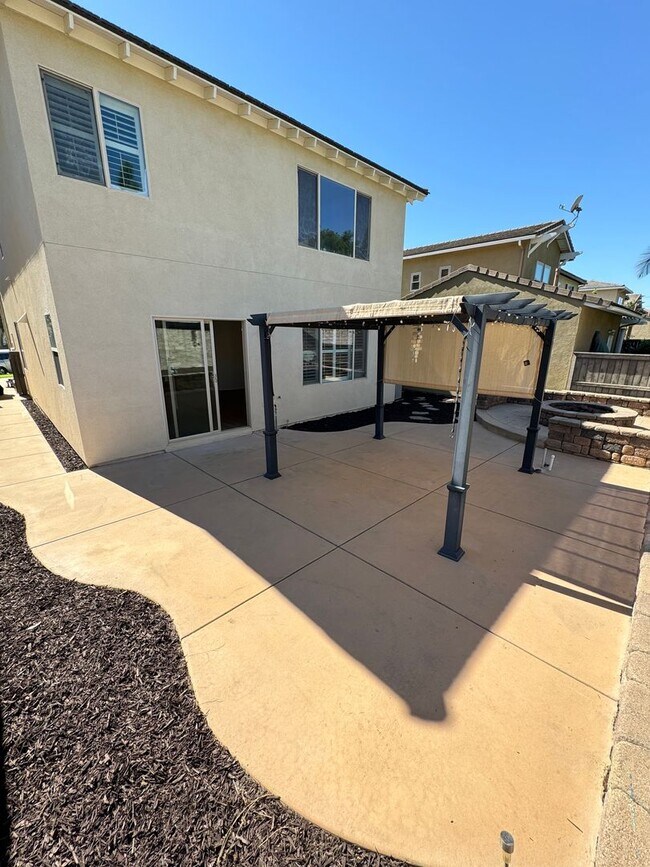 Building Photo - 4 Bedroom + Utility Room / 3.5 Bath Home F...