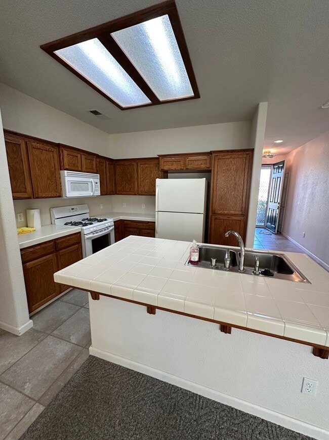 Building Photo - Charming 3 bedroom 2 bathroom home located in Hanford