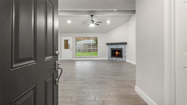 Building Photo - 10622 Highland Woods Dr