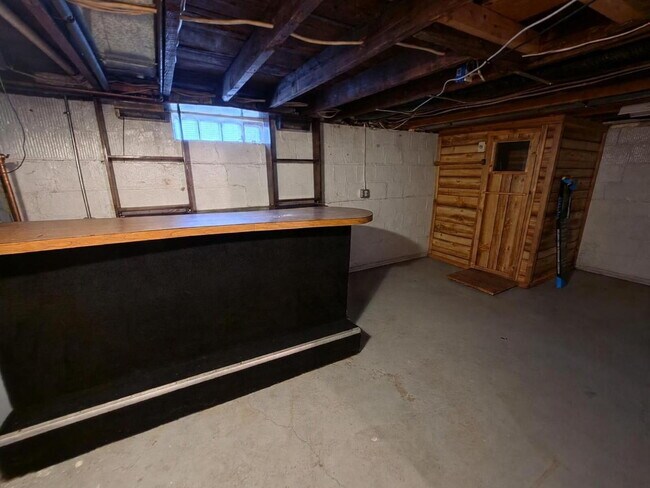 Building Photo - 2 Bedroom, 1 Bathroom Home with Garage Available Now