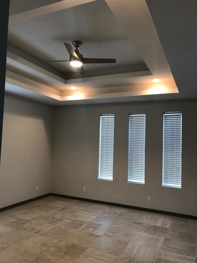 Building Photo - 904 E la Cantera Ave