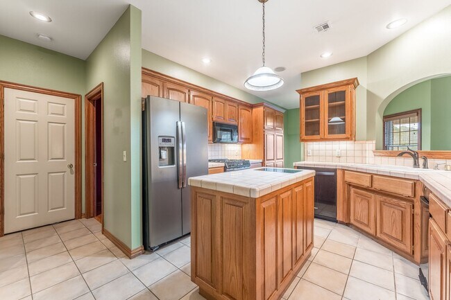 Building Photo - Beautiful spacious 3 bedroom home with a p...