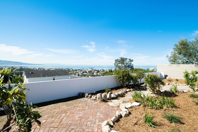 Building Photo - Fully Remodeled Ranch Home with Panoramic ...