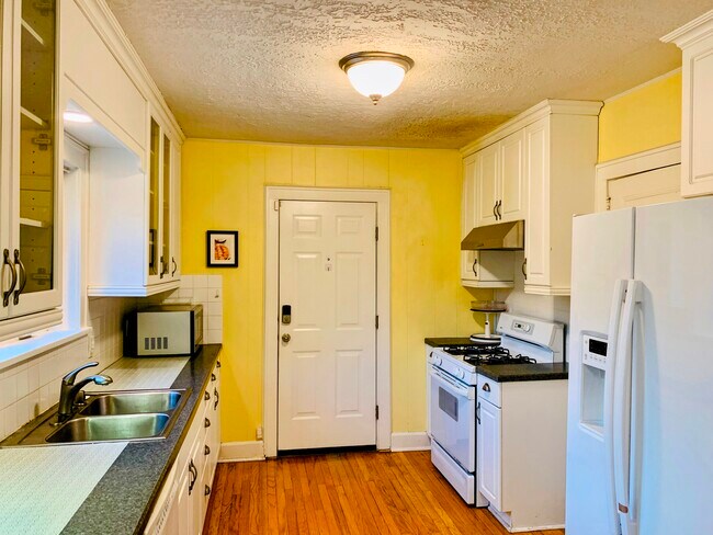 Building Photo - 5830 Holmes St