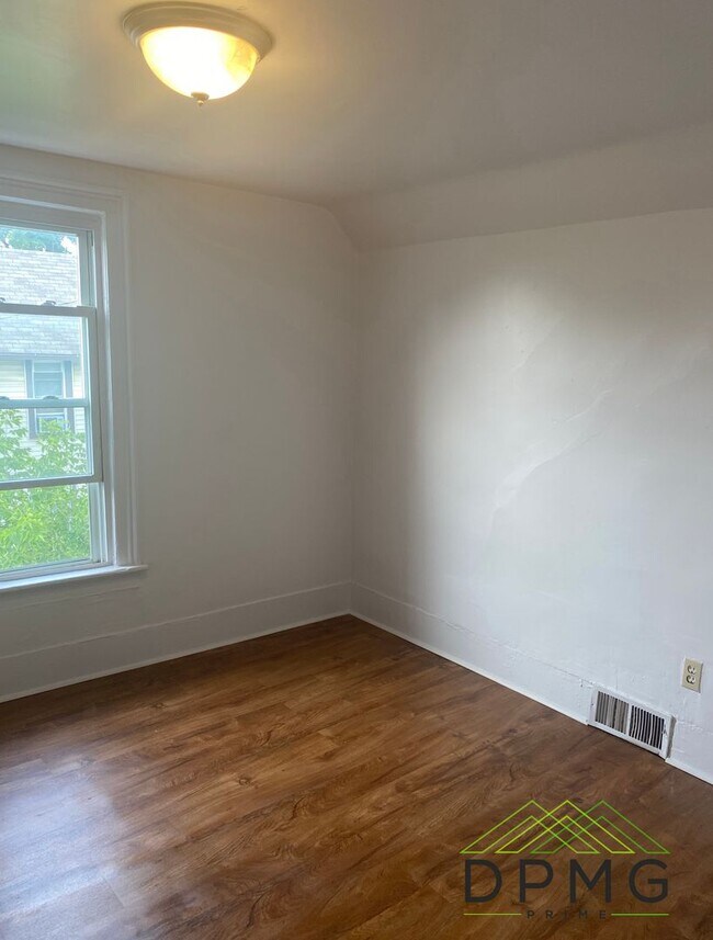 Building Photo - 128 S Hosmer St