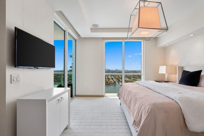 Building Photo - 101 S Fort Lauderdale Beach Blvd