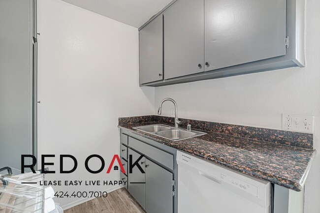 Building Photo - 7350 Hazeltine Ave