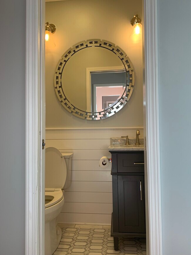 Building Photo - 605 N Humphrey Ave