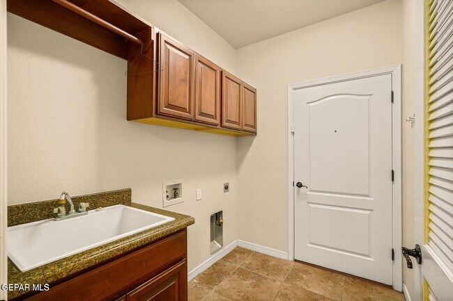 Building Photo - 14117 Rainbow Point Dr