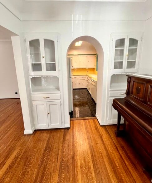 Building Photo - 1452 S Sherbourne Dr