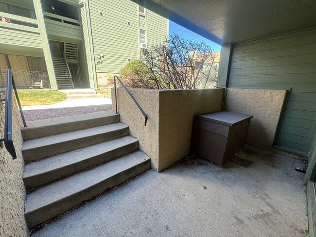 Building Photo - 2 Bedroom Codo in Rockrimmon