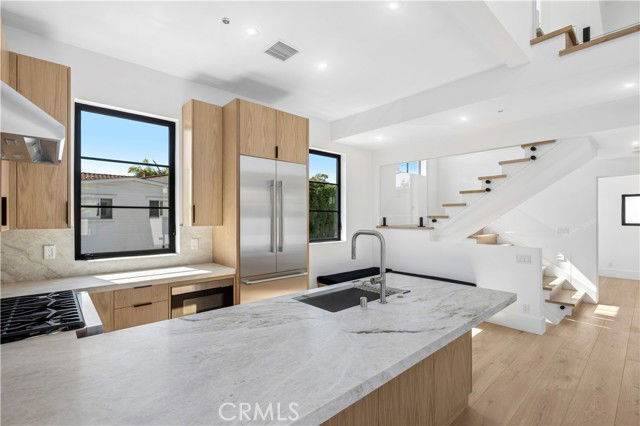 Building Photo - 700 Breakers Dr