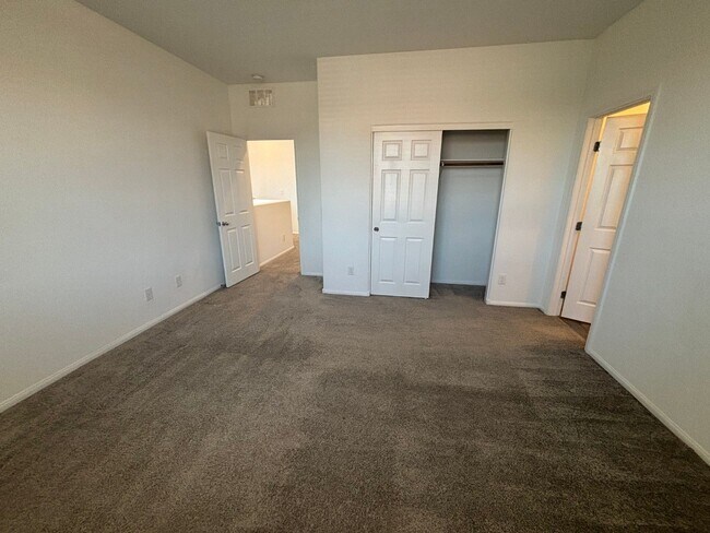 Building Photo - Charming 3-Bedroom Home with Spacious Back...