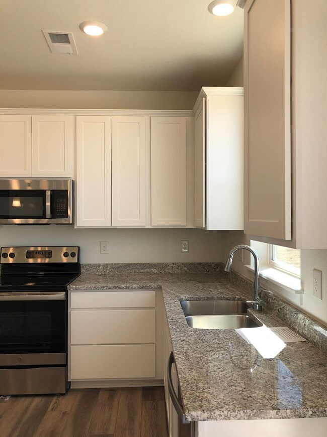 Building Photo - Beautiful Home in Frederick with Solar Panels!