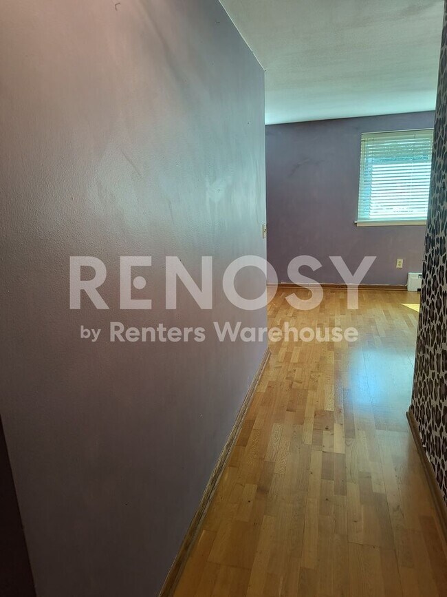 Building Photo - Available June 10th 2 Bedroom 1 Bath Condo in Minneapolis
