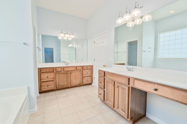 Building Photo - Elegant Two-Story Home in Tanner Plantation!