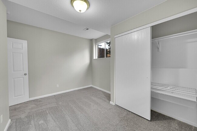 Building Photo - $2,490.95, 4 bed, 2.5 bath, located in Englewood