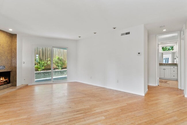Building Photo - Charming Lantern District Bungalow