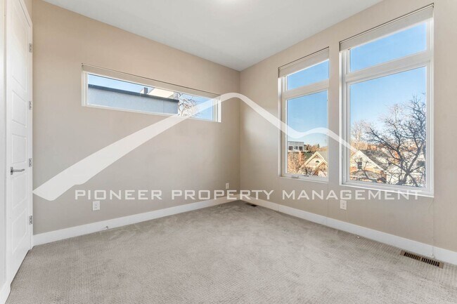 Building Photo - Fantastic Townhome with A Roof Top Patio, Attached Garage, and Central AC!