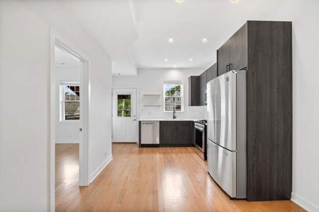 Building Photo - 1217 W Wellington Ave