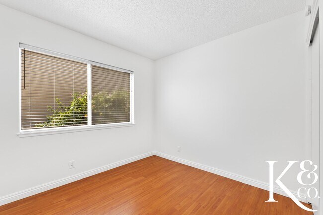 Building Photo - 559 W Avenida De Las Flores