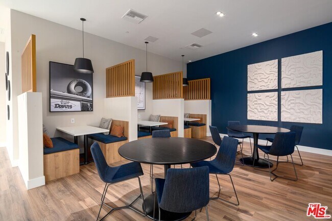 Building Photo - 201 N La Brea Ave