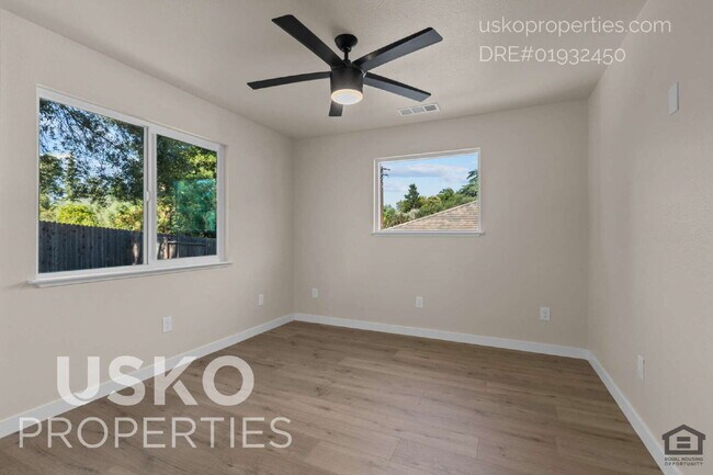 Building Photo - "Charming 2-Bedroom 1-Bath in Fair Oaks!"