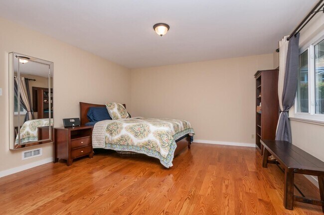 Building Photo - 3032 Brittan Ave