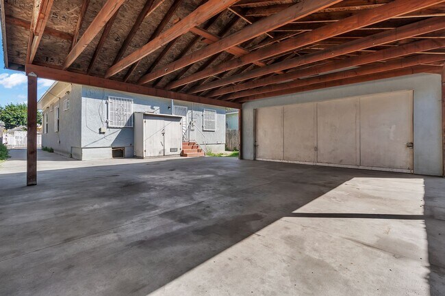 Building Photo - 640 E 54th St