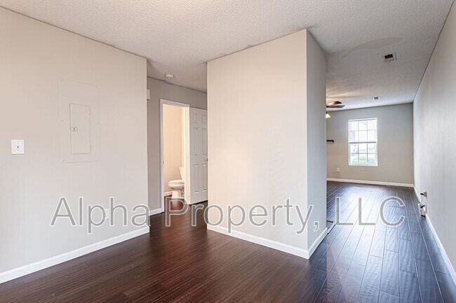 Building Photo - 105 Brushy Hollow Ln