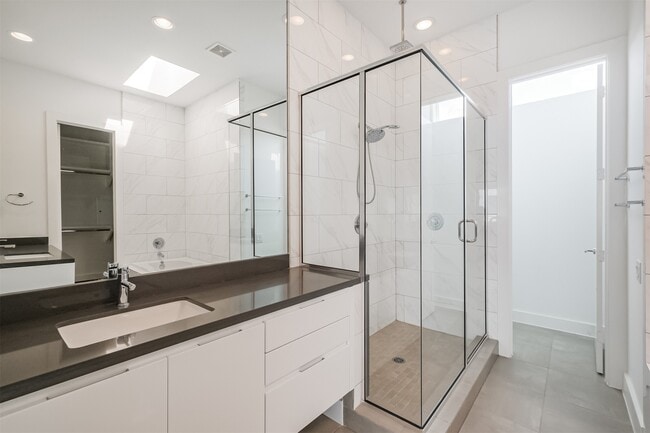 Building Photo - 1157 W 18th St