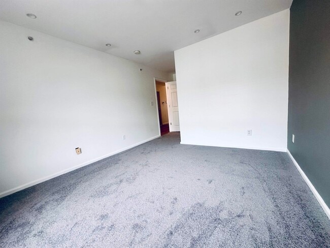 Building Photo - 5 Soho Dr