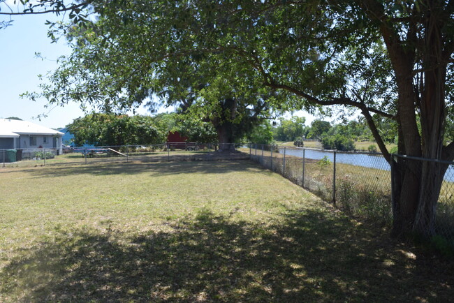 Building Photo - 248 SW Cherryhill Rd