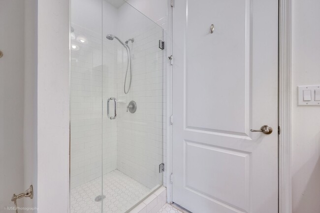 Building Photo - Charming spacious 1 bed 1 bath unit in the...