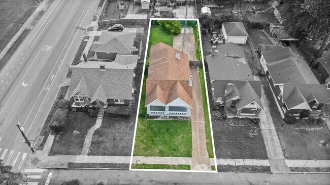 Building Photo - 930 N Evergreen St