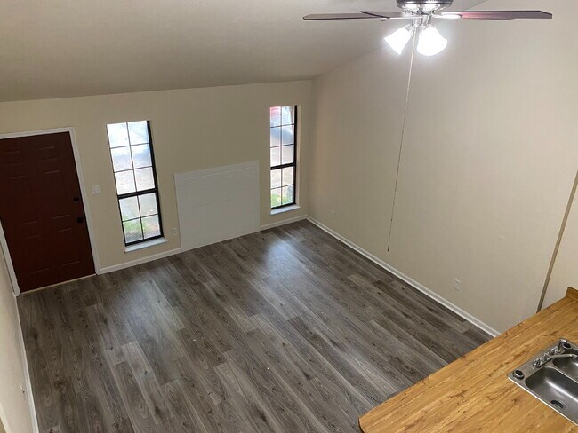 Building Photo - Perfect 1 Bedroom 1.5 Bathroom Townhome! Newer Flooring, Paint, and Appliances!