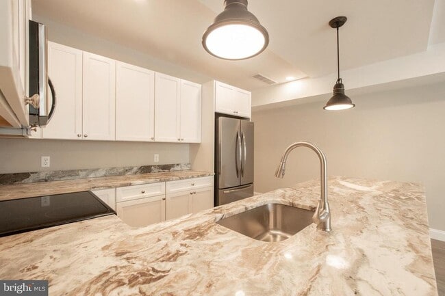 Building Photo - 5 Park Ln