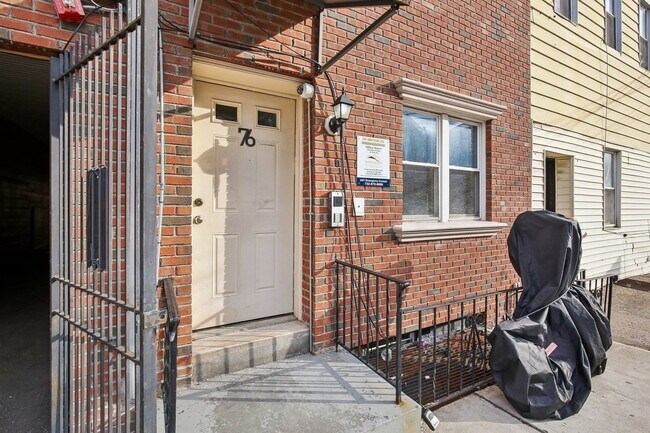 Building Photo - 76 Hutton St