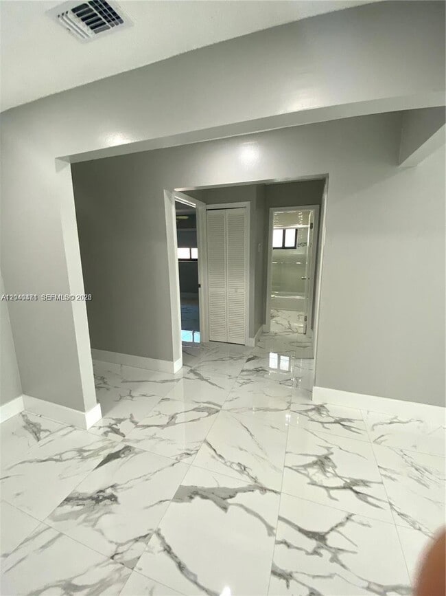 Building Photo - 547 E 15th St