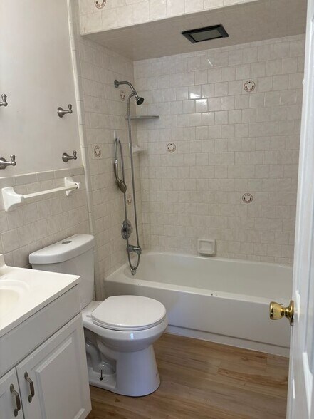 Building Photo - 8 Lynch Farm Dr